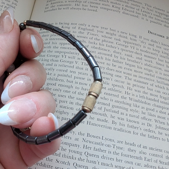 Vintage Hematite Black and Gold Beaded Bracelet - Picture 8 of 8